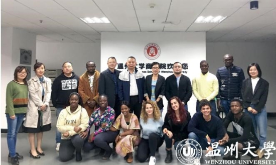 澳门银河官网
商学院第一届硕士学位留学生合影.jpg