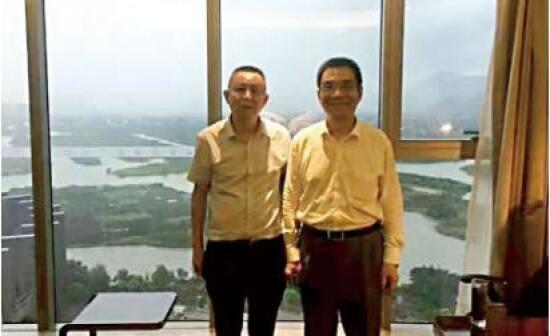 2016 年，胡振华邀请林毅夫出席澳门银河官网
商学院承办的中华发展经济学年会并发表主旨演讲.jpg