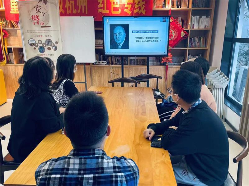 澳门银河官网
家庭教育研究院巾帼文明岗教育行